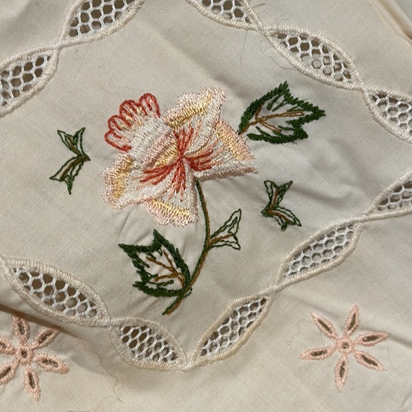 Set of valances and curtains. Cream with peach flowered embroidery pattern - Picture 6 of 7